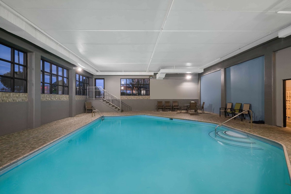 La Quinta Inn & Suites by Wyndham Knoxville East photo 3