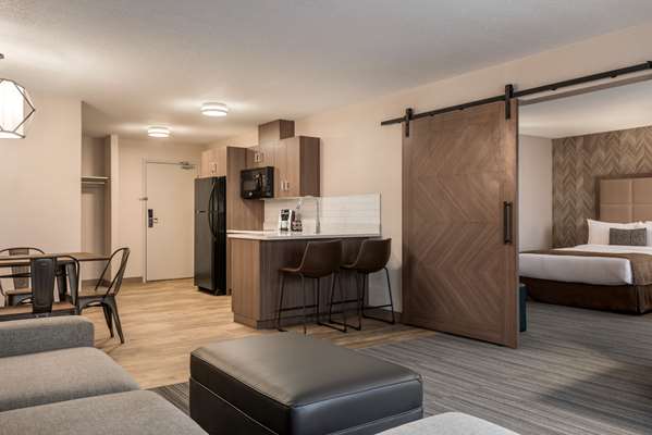 Ramada by Wyndham Airdrie Hotel & Suites photo 2