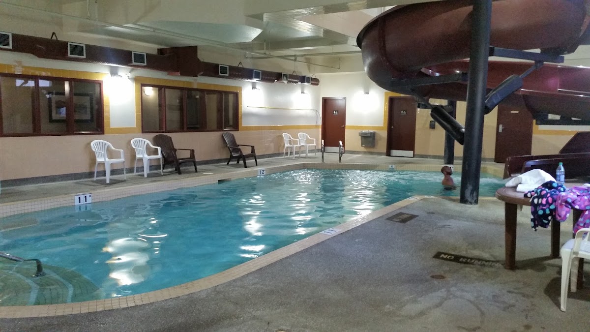 Ramada by Wyndham Airdrie Hotel & Suites photo 3