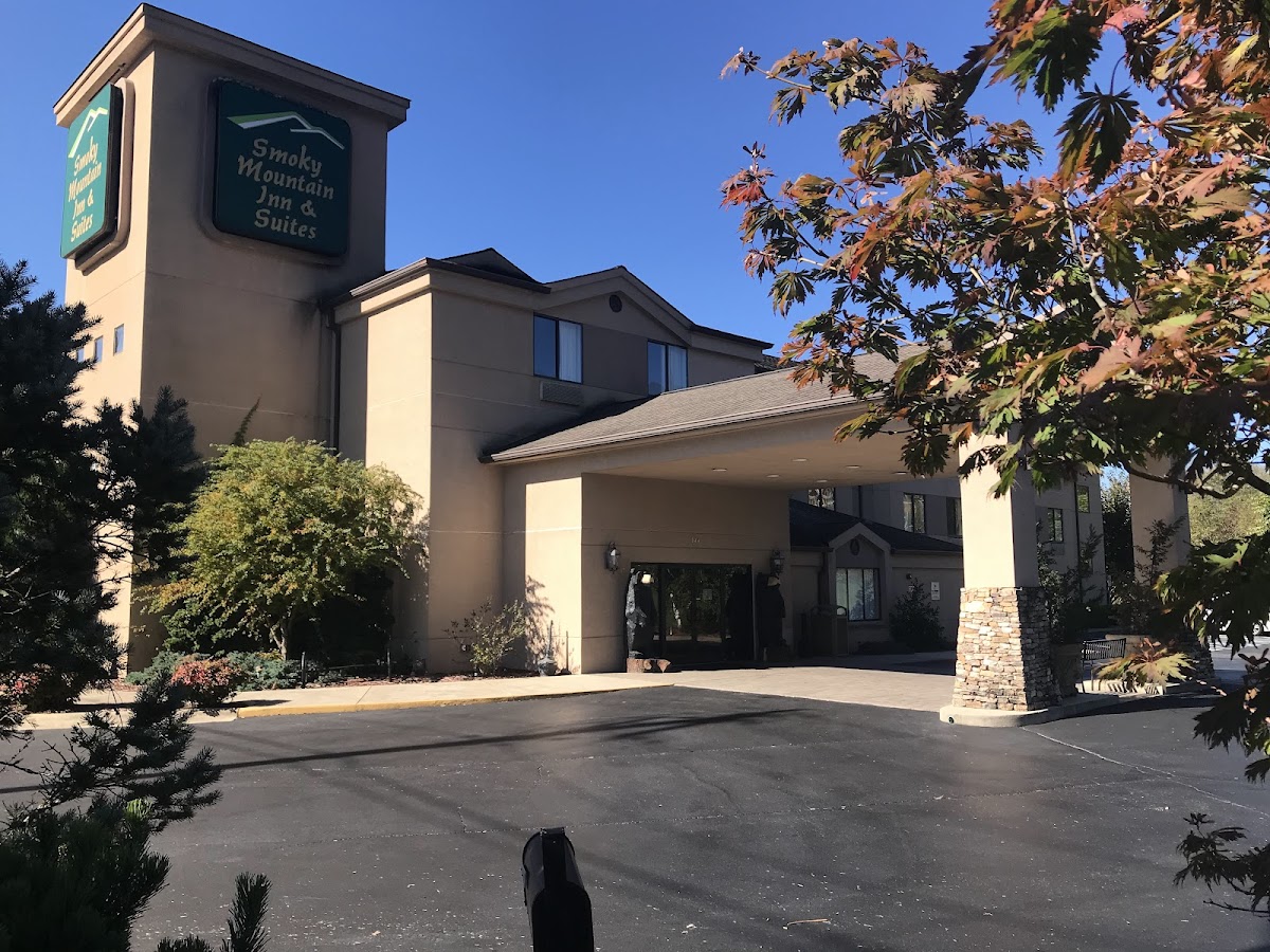 Smoky Mountain Inn & Suites photo 2