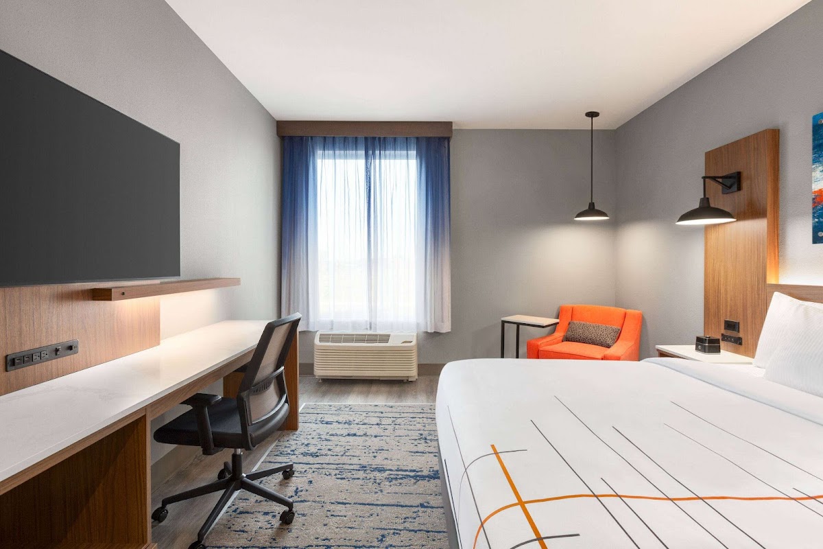 La Quinta Inn & Suites by Wyndham Mount Laurel / Moorestown photo 2