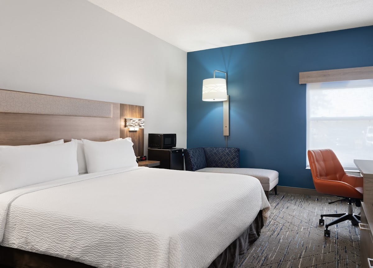 Holiday Inn Express Indianapolis Airport, an IHG Hotel photo 2