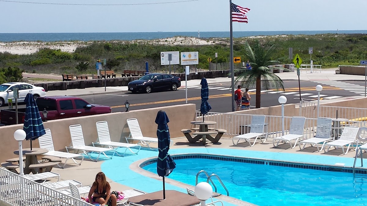 Trylon Beach Resort photo 3