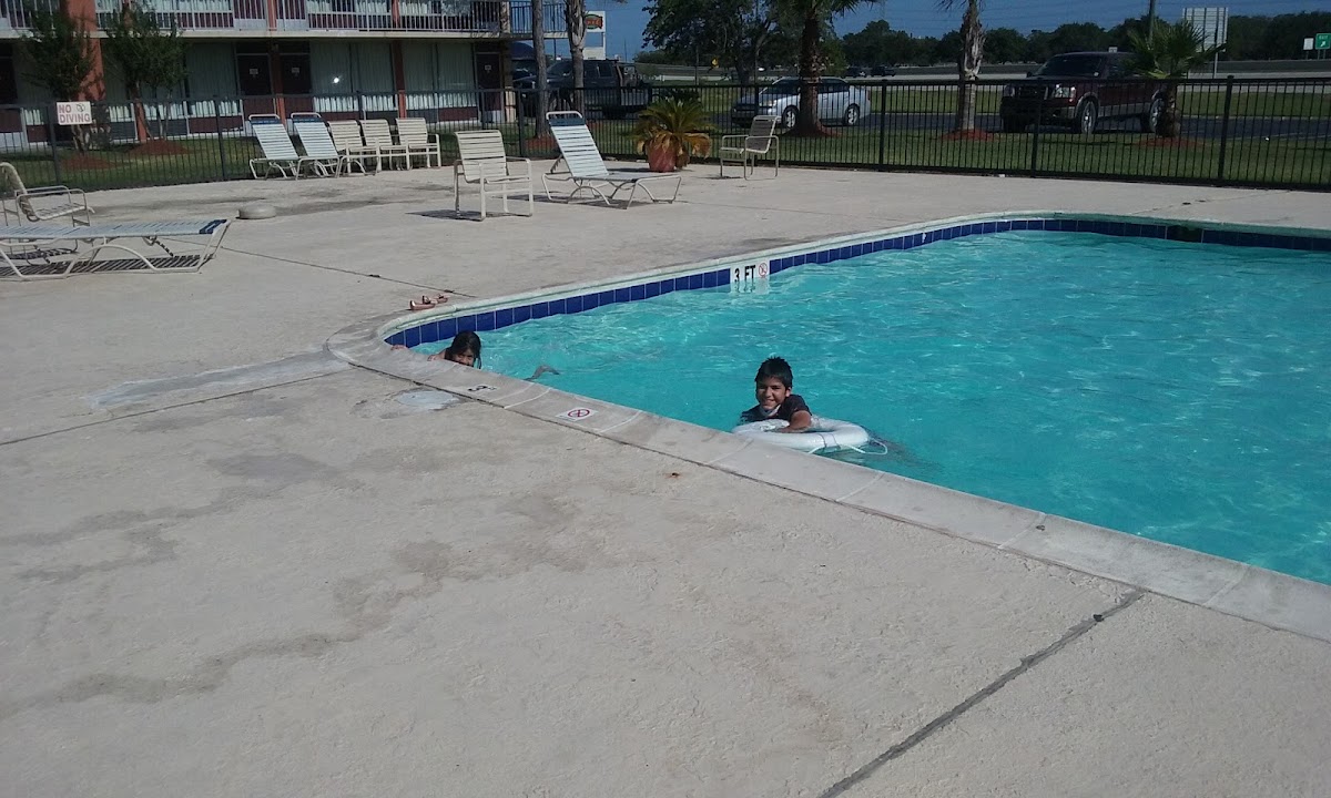 Deluxe Studios Lake Jackson/Clute photo 3