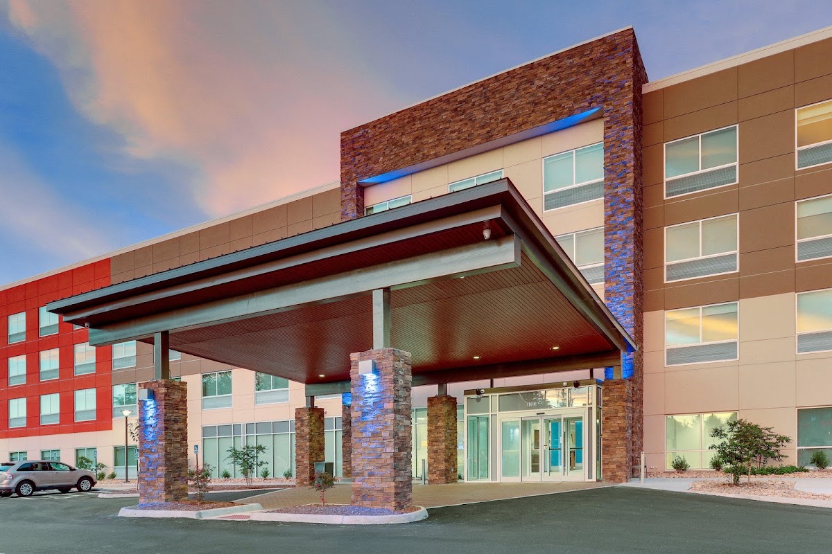 Holiday Inn Express & Suites Roanoke – Civic Center by IHG