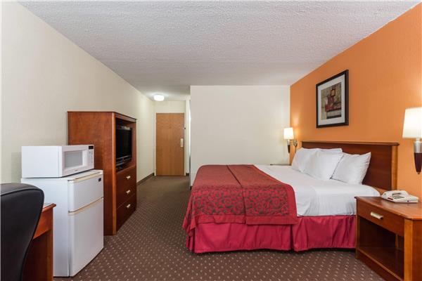 Days Inn & Suites by Wyndham Bloomington/Normal IL photo 2