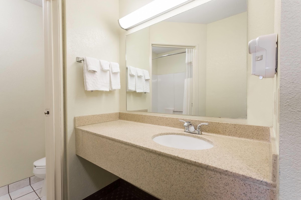 Days Inn & Suites by Wyndham Bloomington/Normal IL photo 3