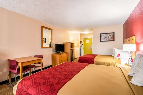 Econo Lodge Topeka at Wanamaker photo 2