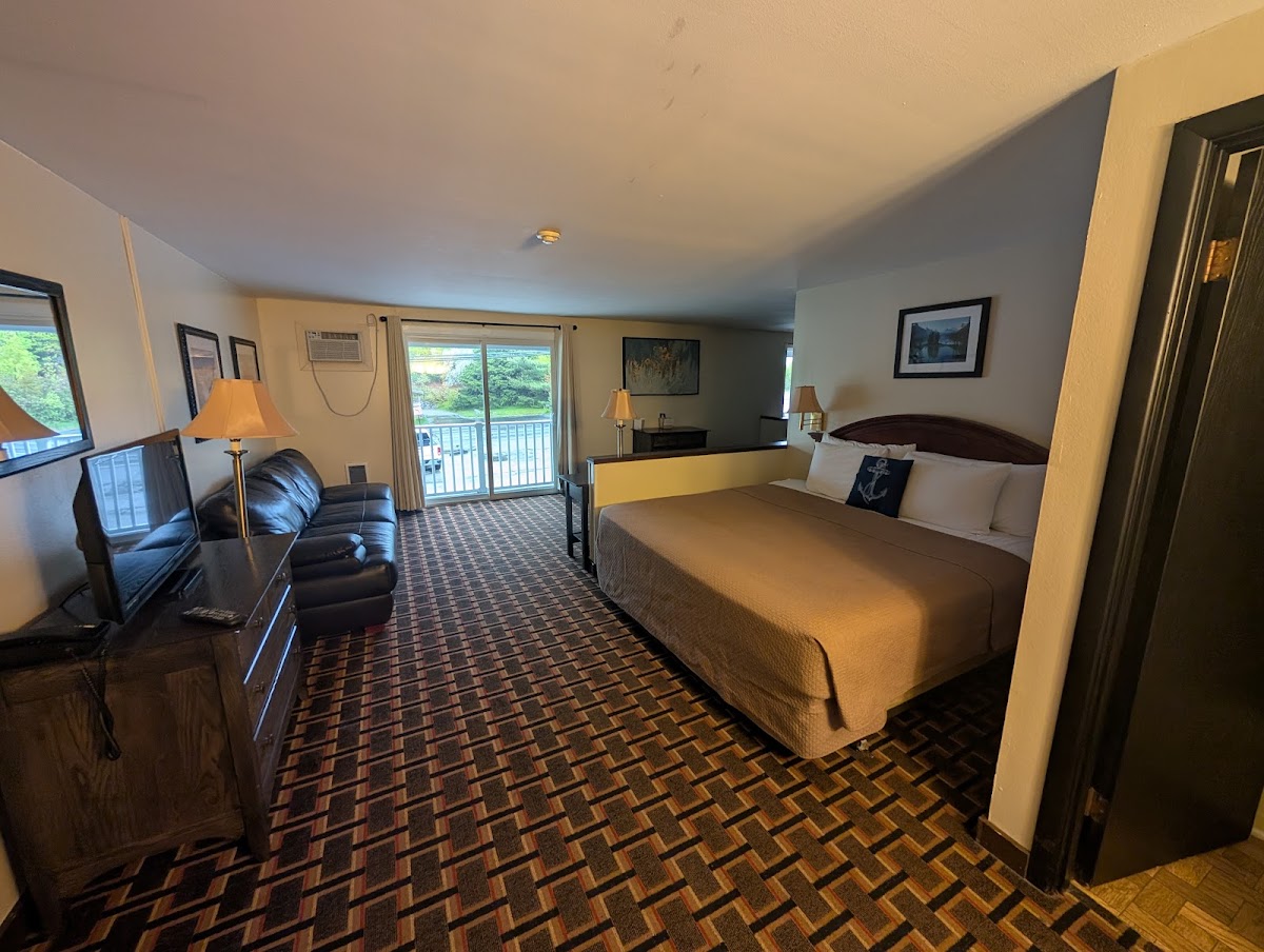 Colonial Inn Ellsworth photo 2