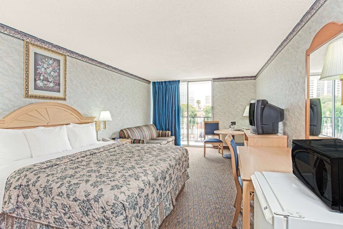 Days Inn by Wyndham Glendale Los Angeles photo 2