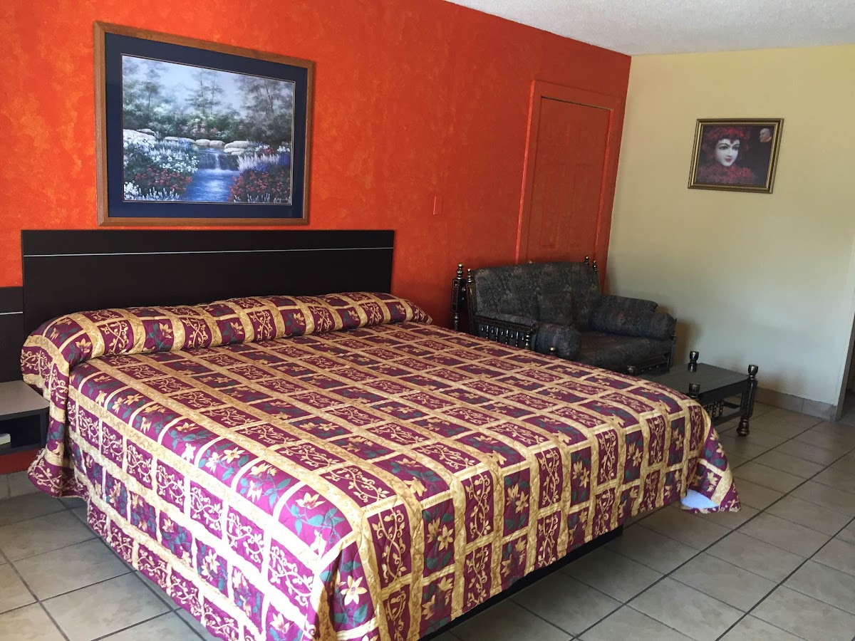 Deluxe Inn Hickory photo 2