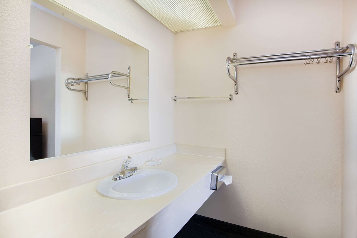 Days Inn by Wyndham Greeneville photo 3