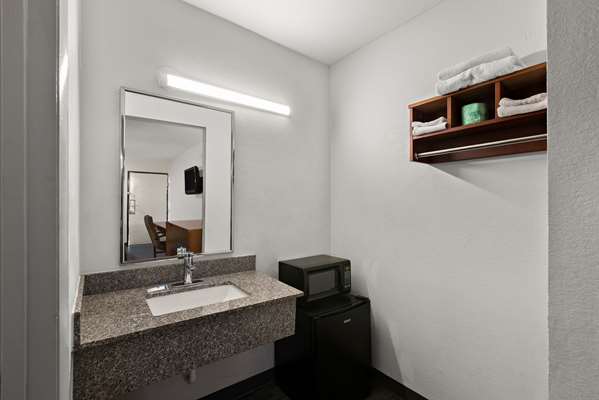 Rodeway Inn Commerce photo 3