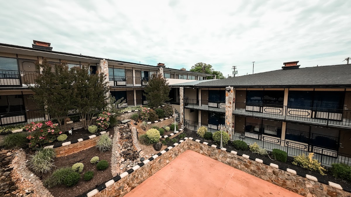 Riverside Inn and Suites