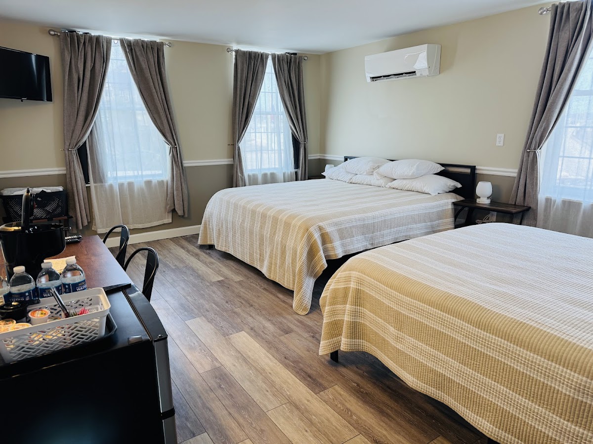 Harbor Haus Inn & Suites