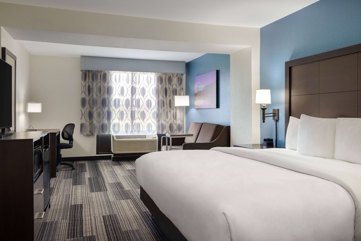 La Quinta Inn & Suites by Wyndham Springfield Airport Plaza photo 2