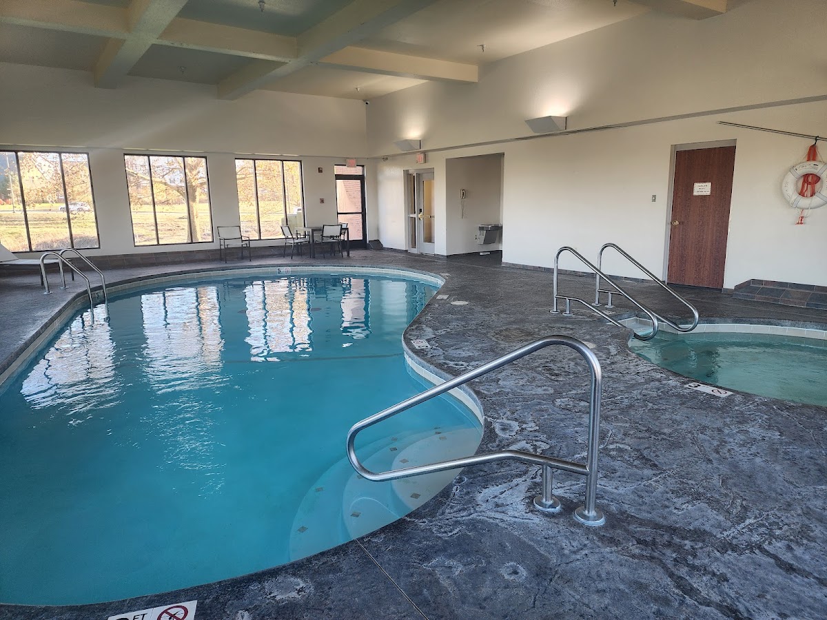 La Quinta Inn & Suites by Wyndham Springfield Airport Plaza photo 3
