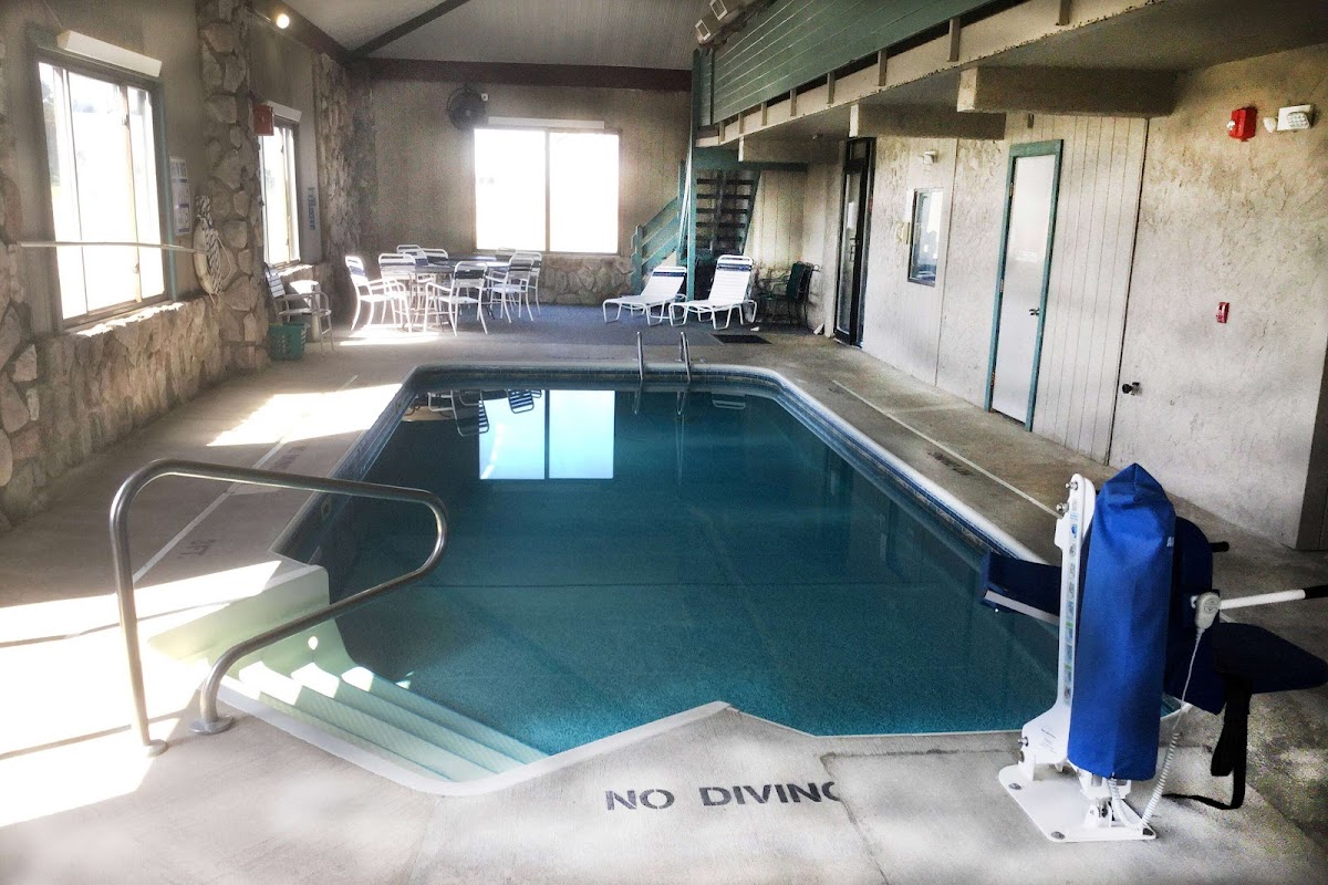 Super 8 by Wyndham Petoskey photo 2