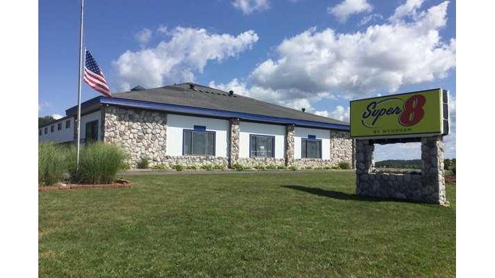 Super 8 by Wyndham Petoskey photo 3