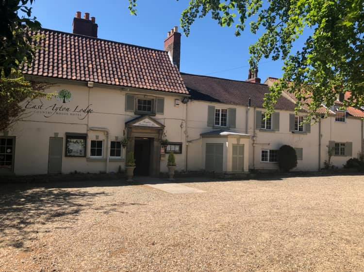 Scarborough Hotels - The Lodge Bar & Grill - East Ayton