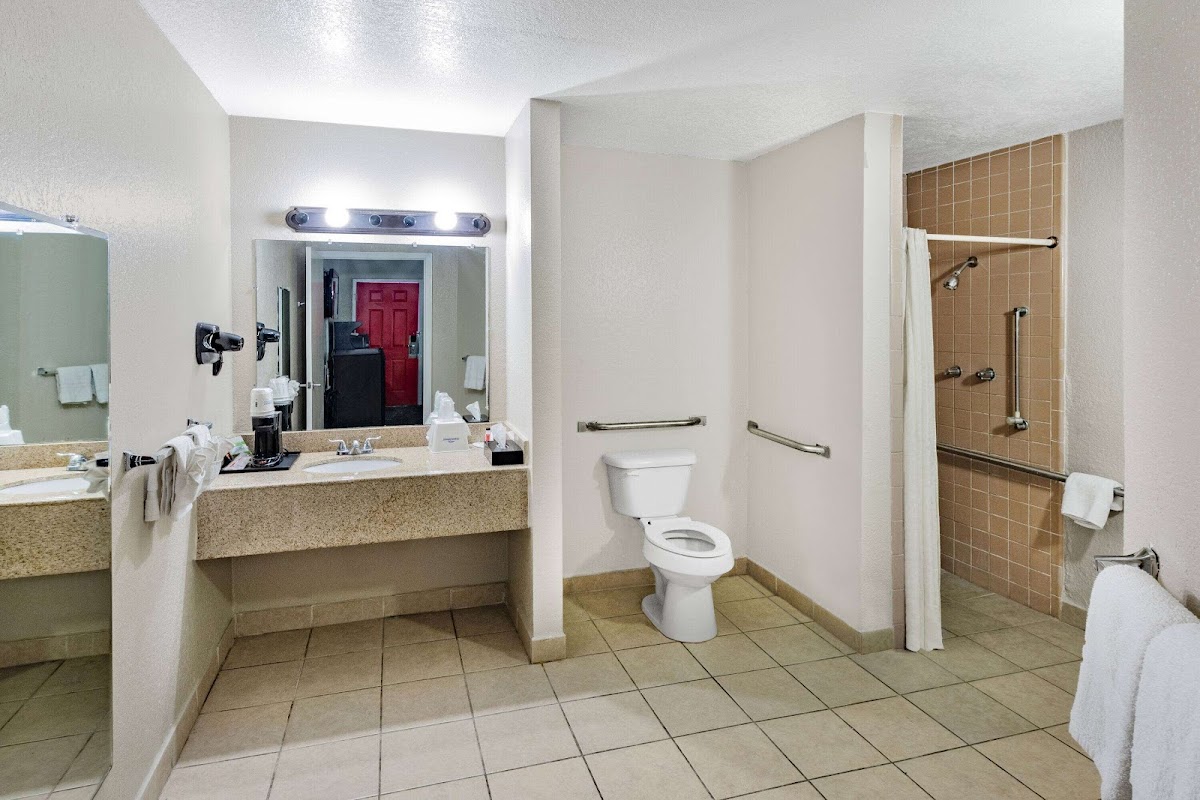Howard Johnson by Wyndham Houston Hobby Airport photo 3