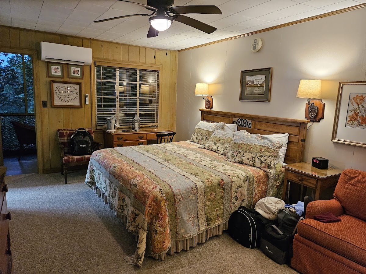 Hemlock Inn photo 2