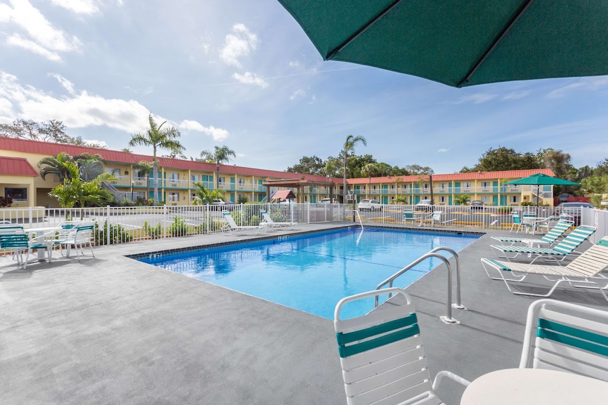 Super 8 by Wyndham Sarasota Near Siesta Key photo 3