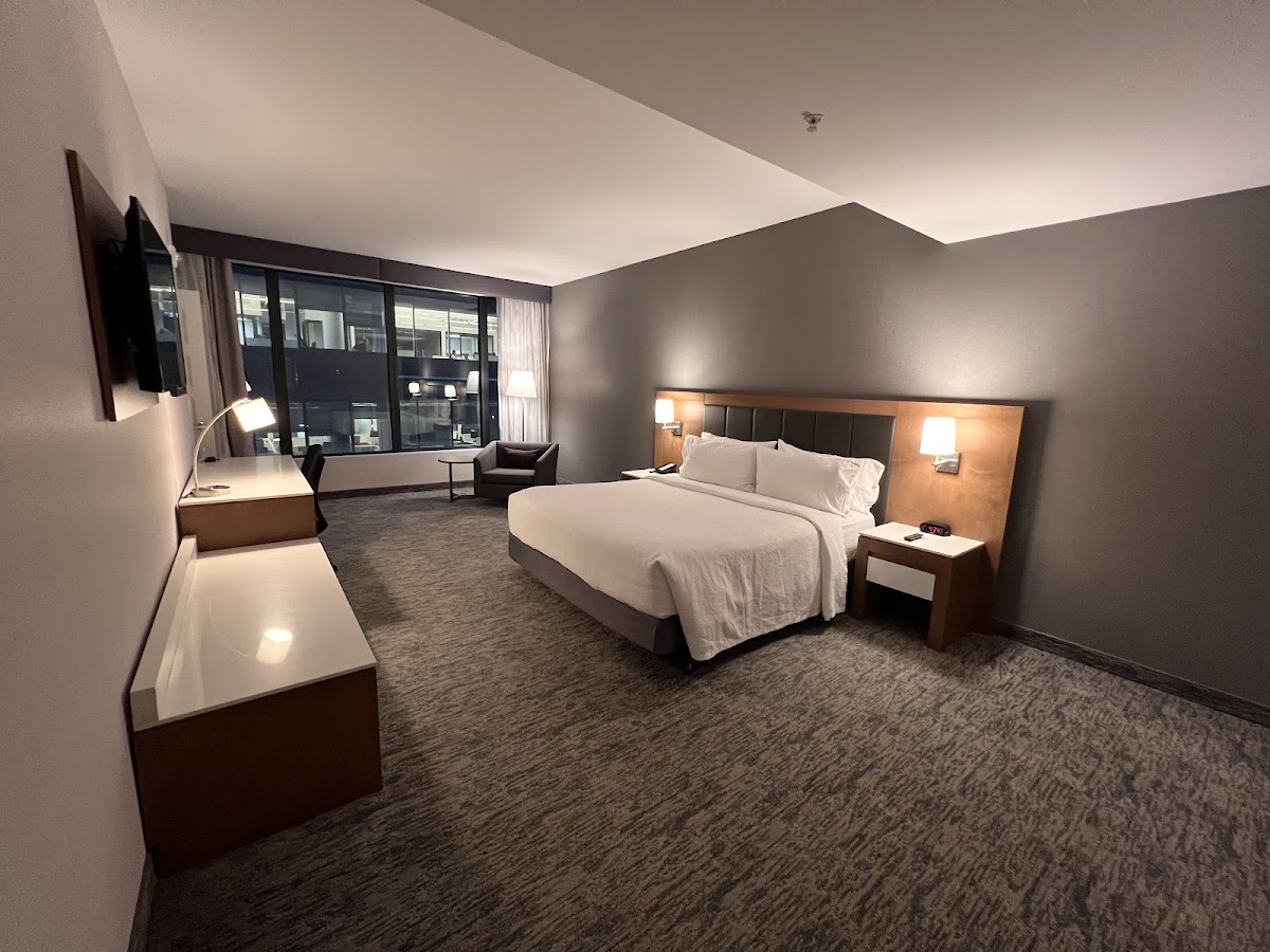 Holiday Inn & Suites Montreal Centre-Ville Ouest by IHG photo 2