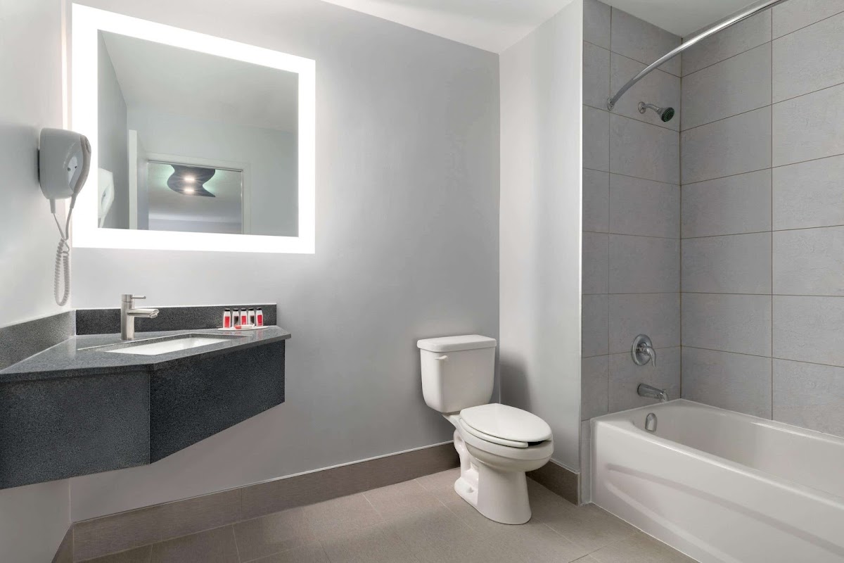 Super 8 by Wyndham Windsor/Dougall photo 3