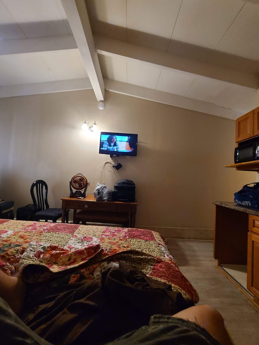 Pelican Inn & Suites photo 2