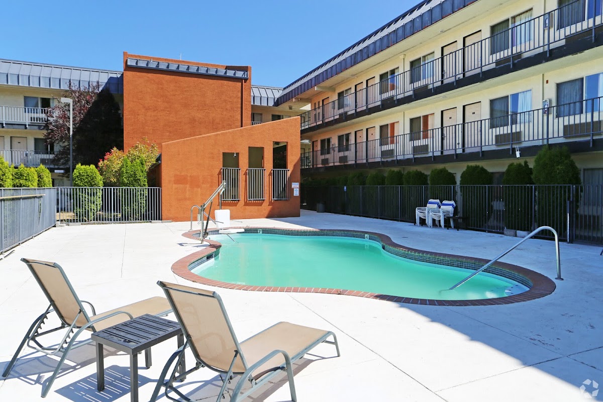 Olympic Inn & Suites photo 3