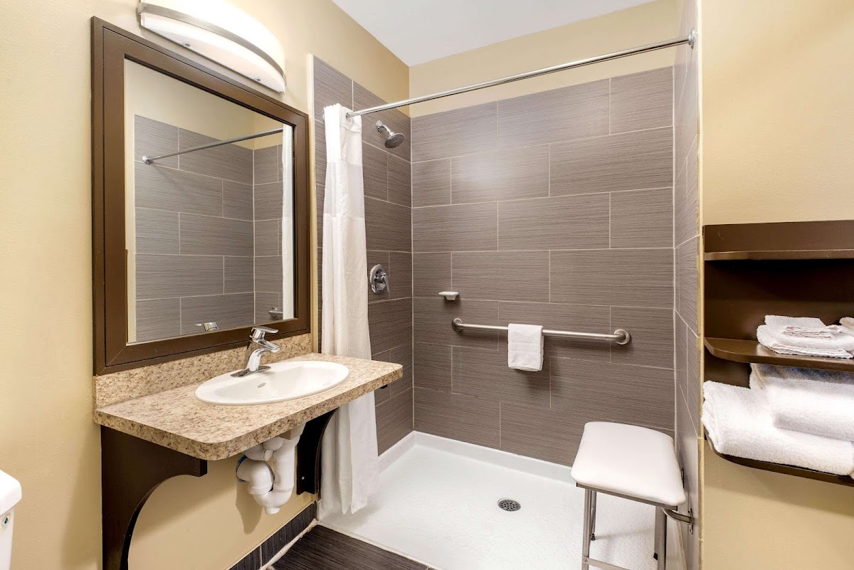 La Quinta Inn & Suites by Wyndham Oshawa photo 3