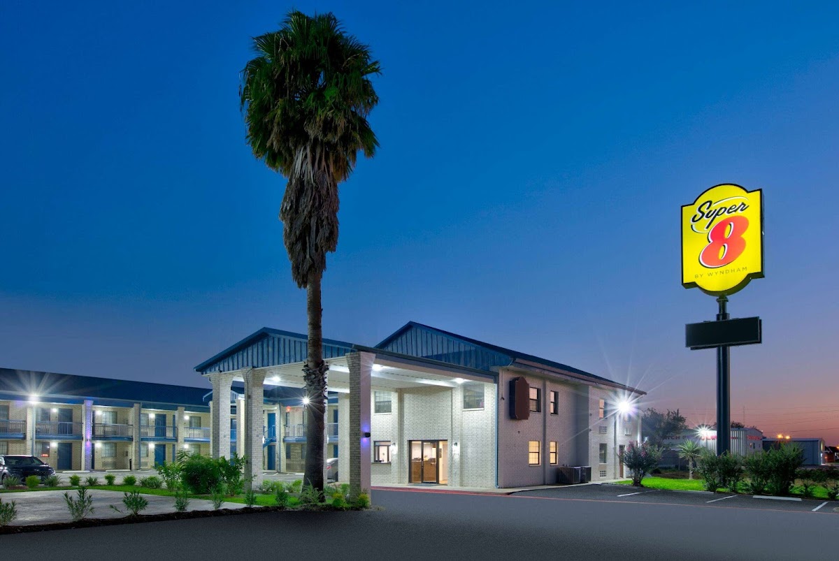 Super 8 by Wyndham Victoria / South / Hwy 59