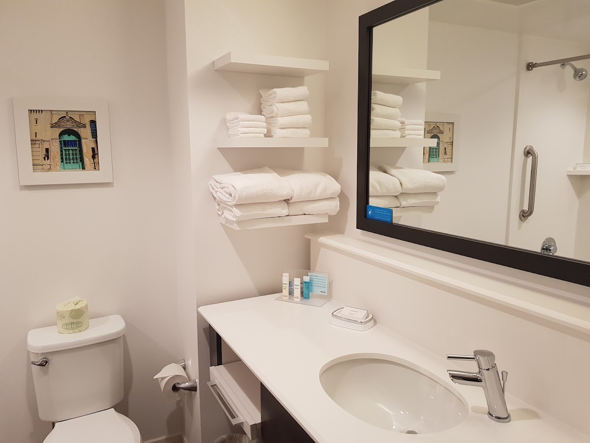 Hampton Inn Chicago North-Loyola Station photo 3
