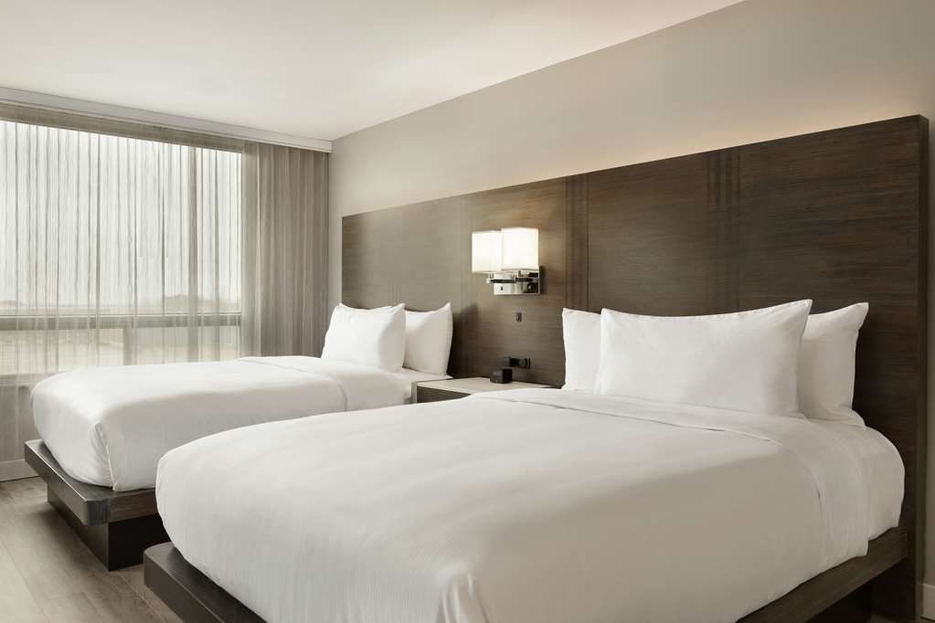 Embassy Suites by Hilton Montreal Airport photo 2