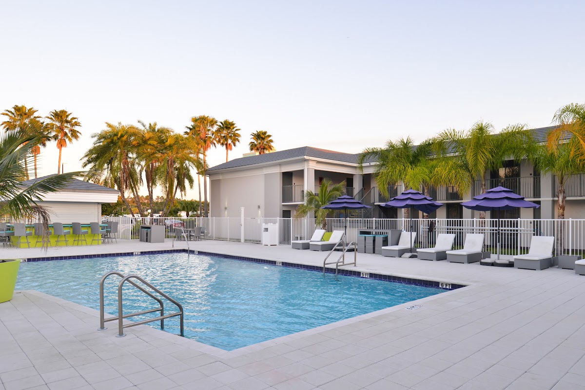 Clarion Inn & Suites Across From Universal Orlando Resort