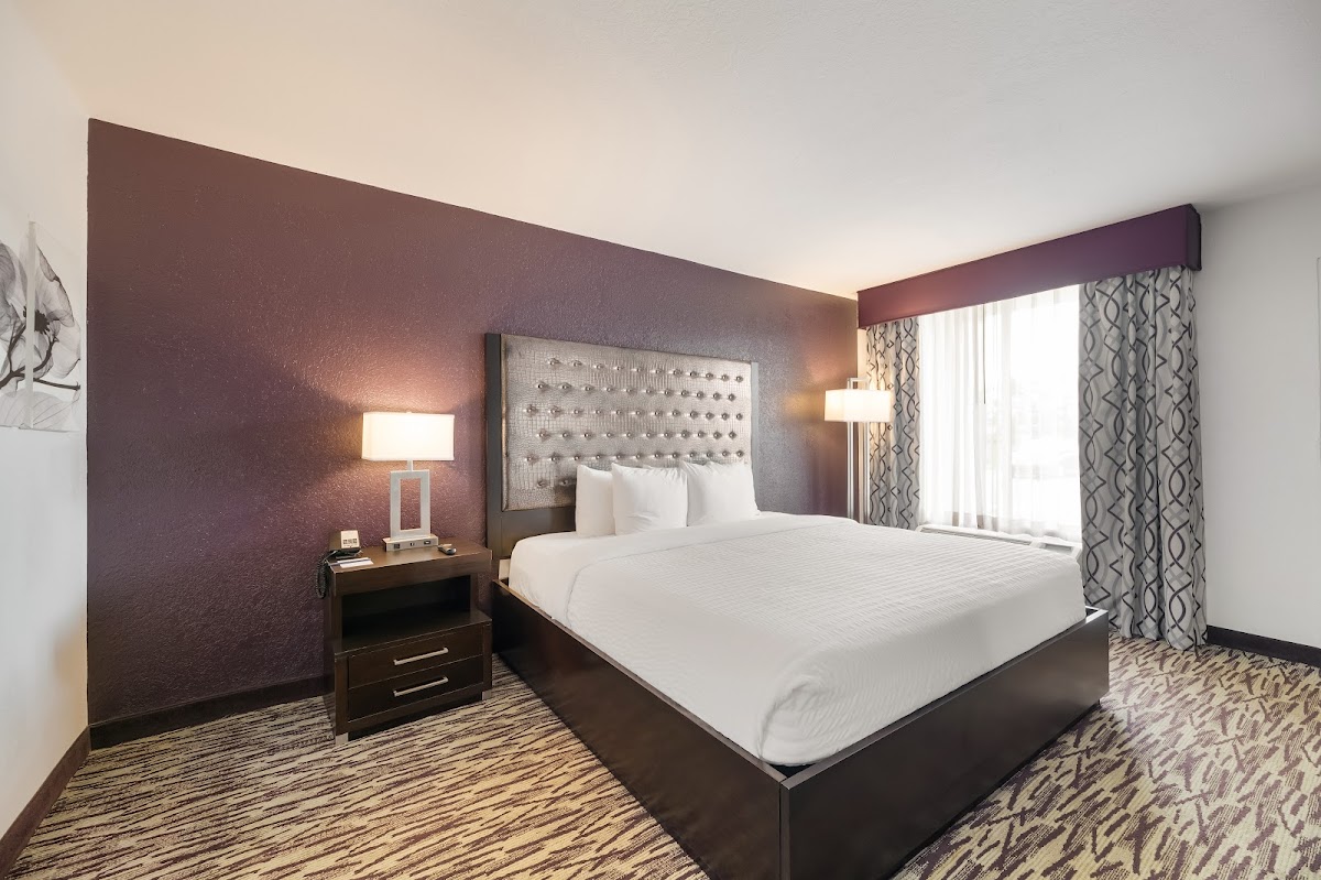 Clarion Inn & Suites Across From Universal Orlando Resort photo 2