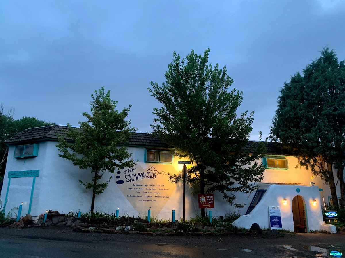 SnowMansion Taos Adventure Lodge & Hostel photo 3