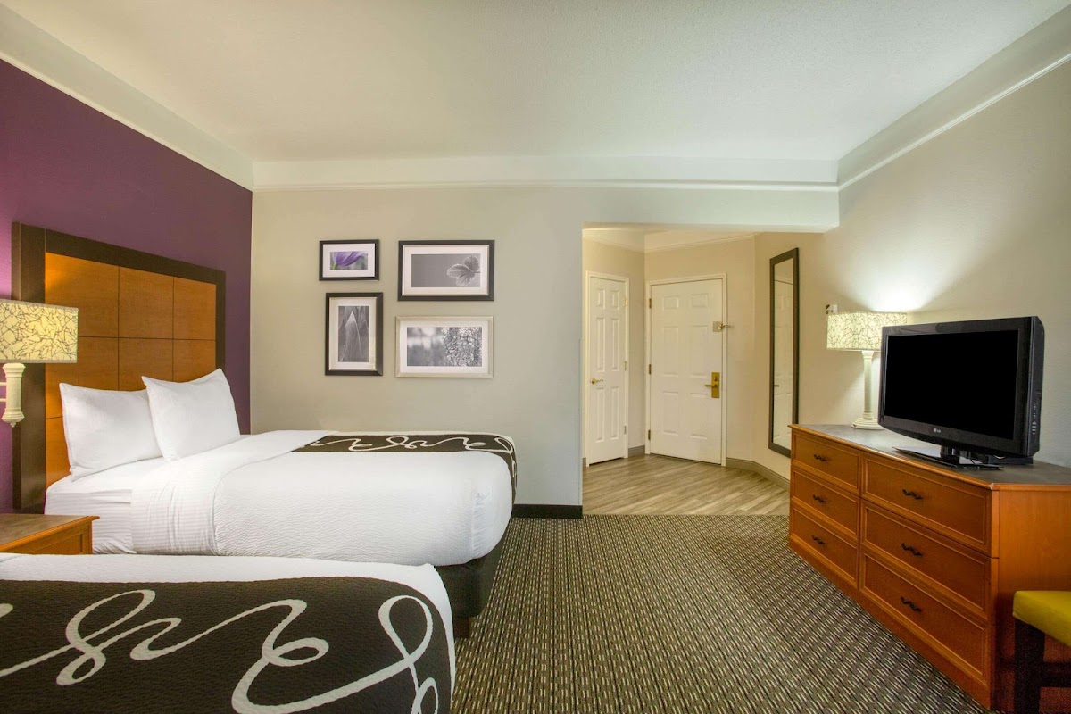 La Quinta Inn & Suites by Wyndham St. Louis Westport photo 2