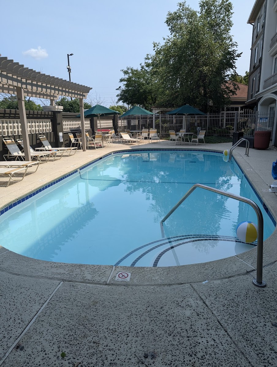 La Quinta Inn & Suites by Wyndham St. Louis Westport photo 3