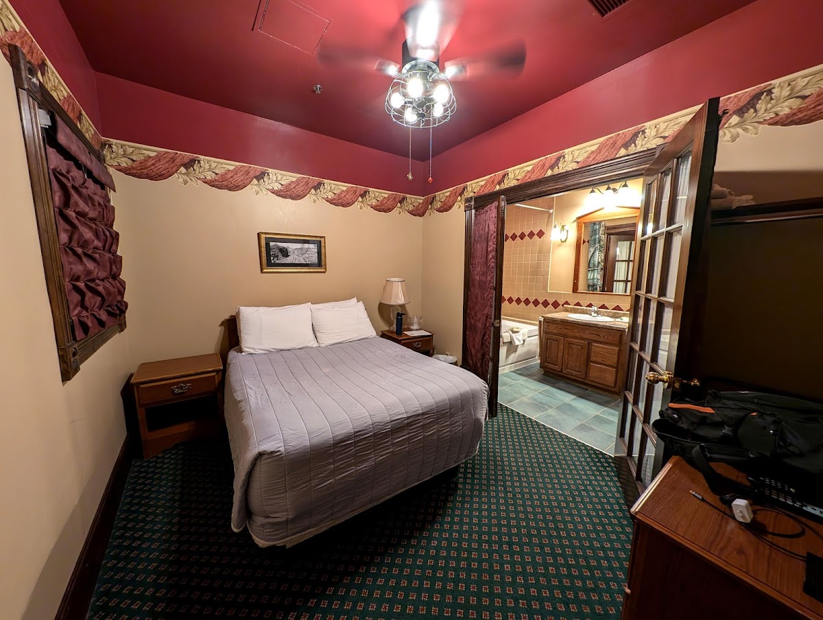 Historic Iron Horse Inn Deadwood