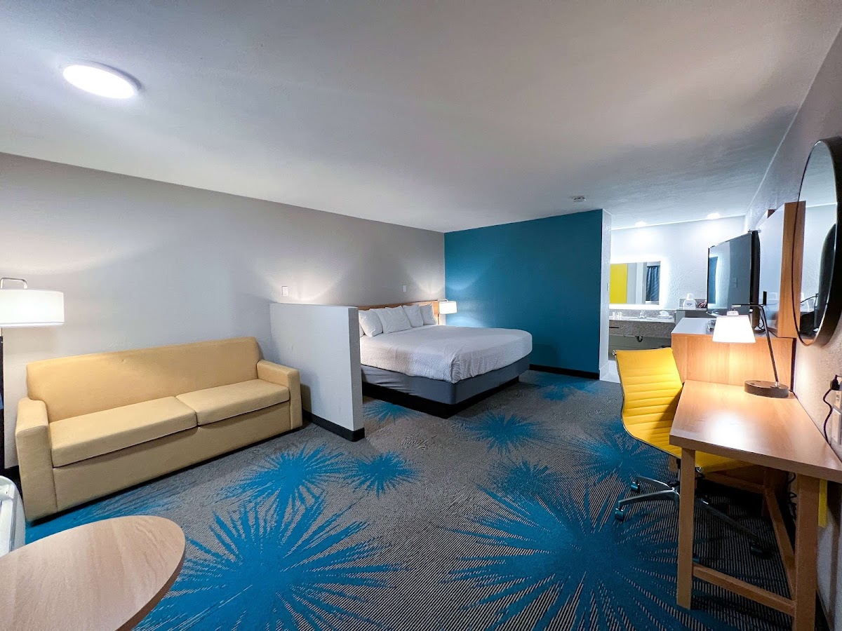 Days Inn & Suites by Wyndham Santa Rosa photo 2