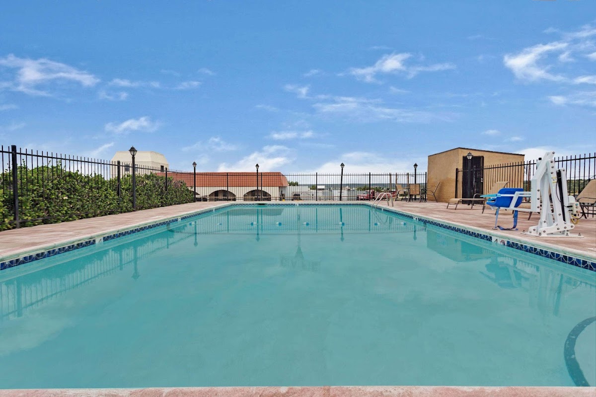 Days Inn & Suites by Wyndham Santa Rosa photo 3