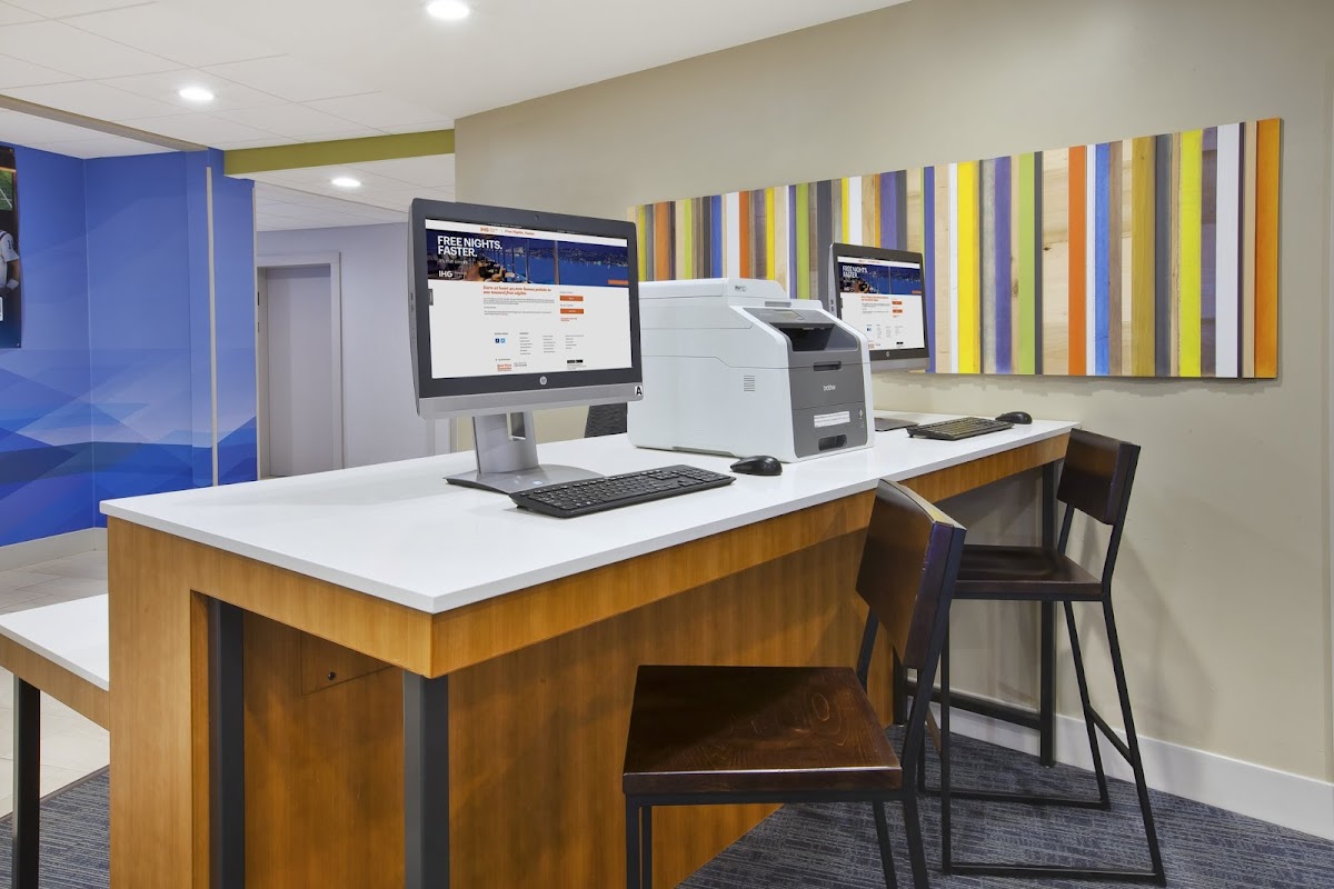 Holiday Inn Express & Suites Parkersburg East by IHG photo 2