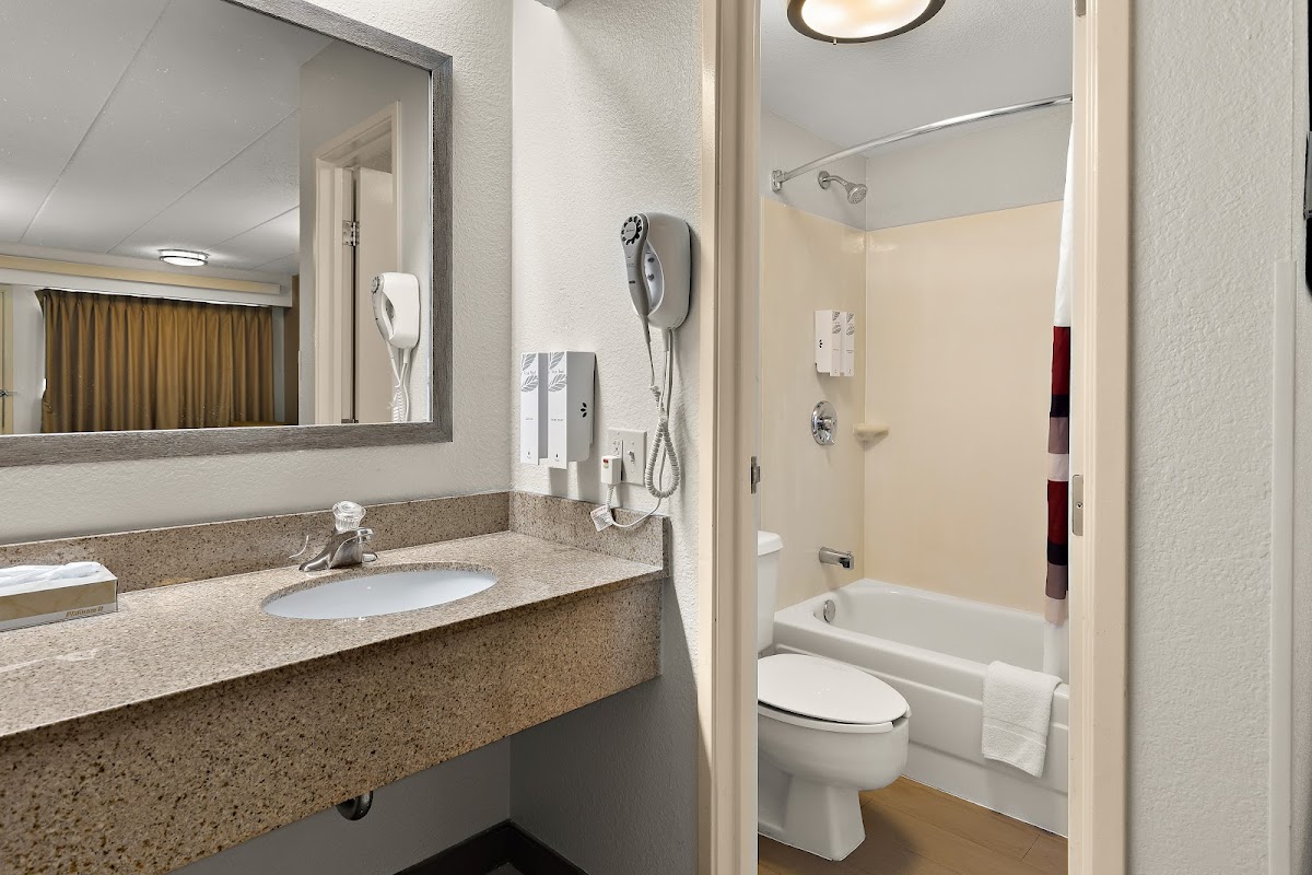 Red Roof Inn Cleveland - Westlake photo 3