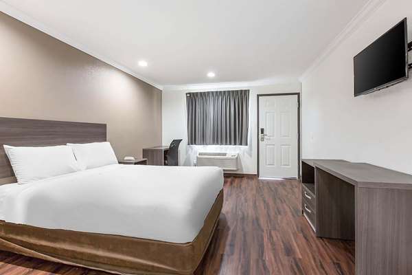 Baymont by Wyndham Bakersfield photo 2