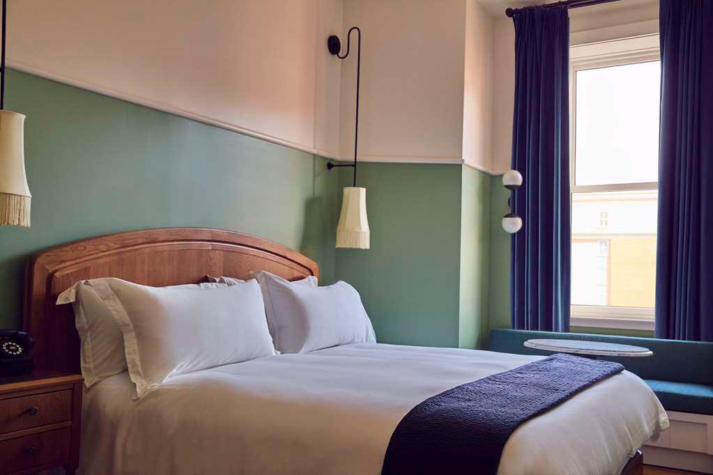 The Drayton Hotel Savannah, Curio Collection by Hilton photo 2