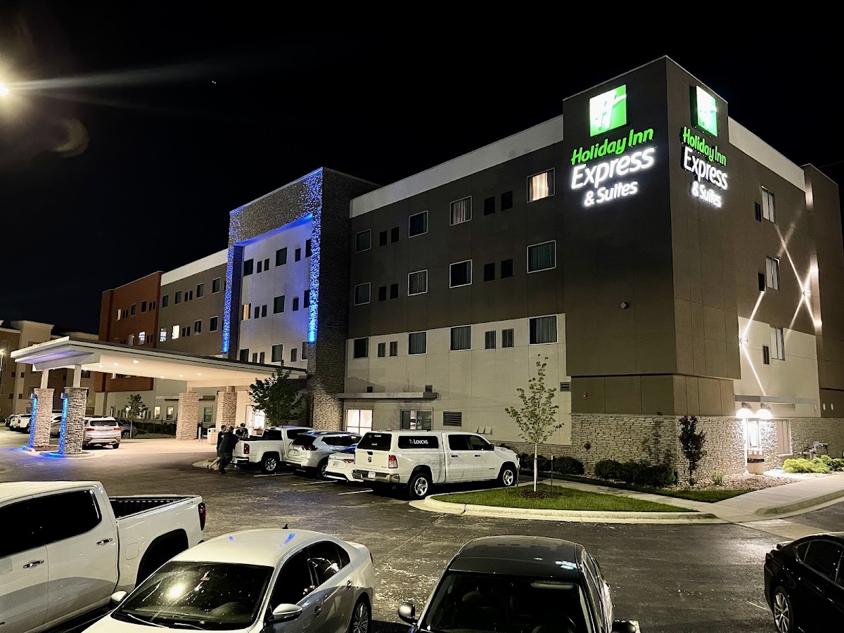 Holiday Inn Express & Suites Lenexa - Overland Park Area by IHG