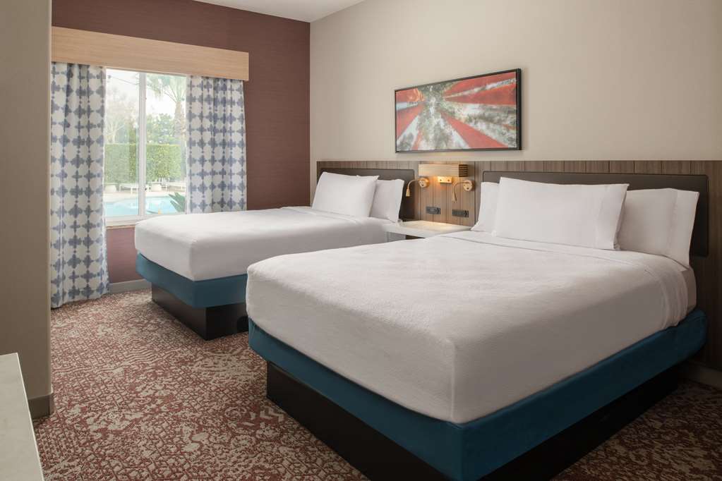 Hilton Garden Inn Fontana photo 2