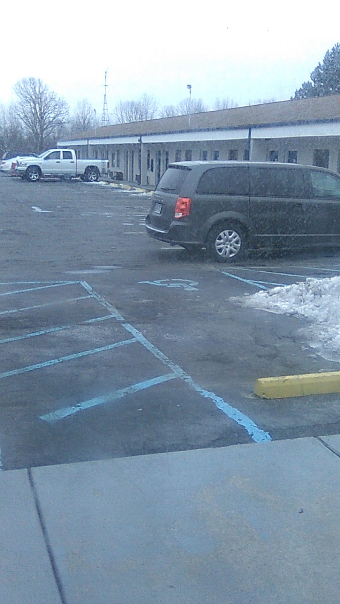 Deluxe Inn Near Toledo Ohio photo 3